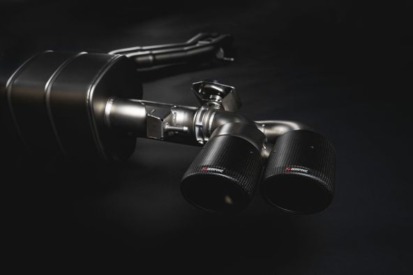 Akrapovic 2024+ Porsche Cayenne S / GTS / Turbo E-Hybrid / Coupe (536.2) Evolution Line (Titanium)