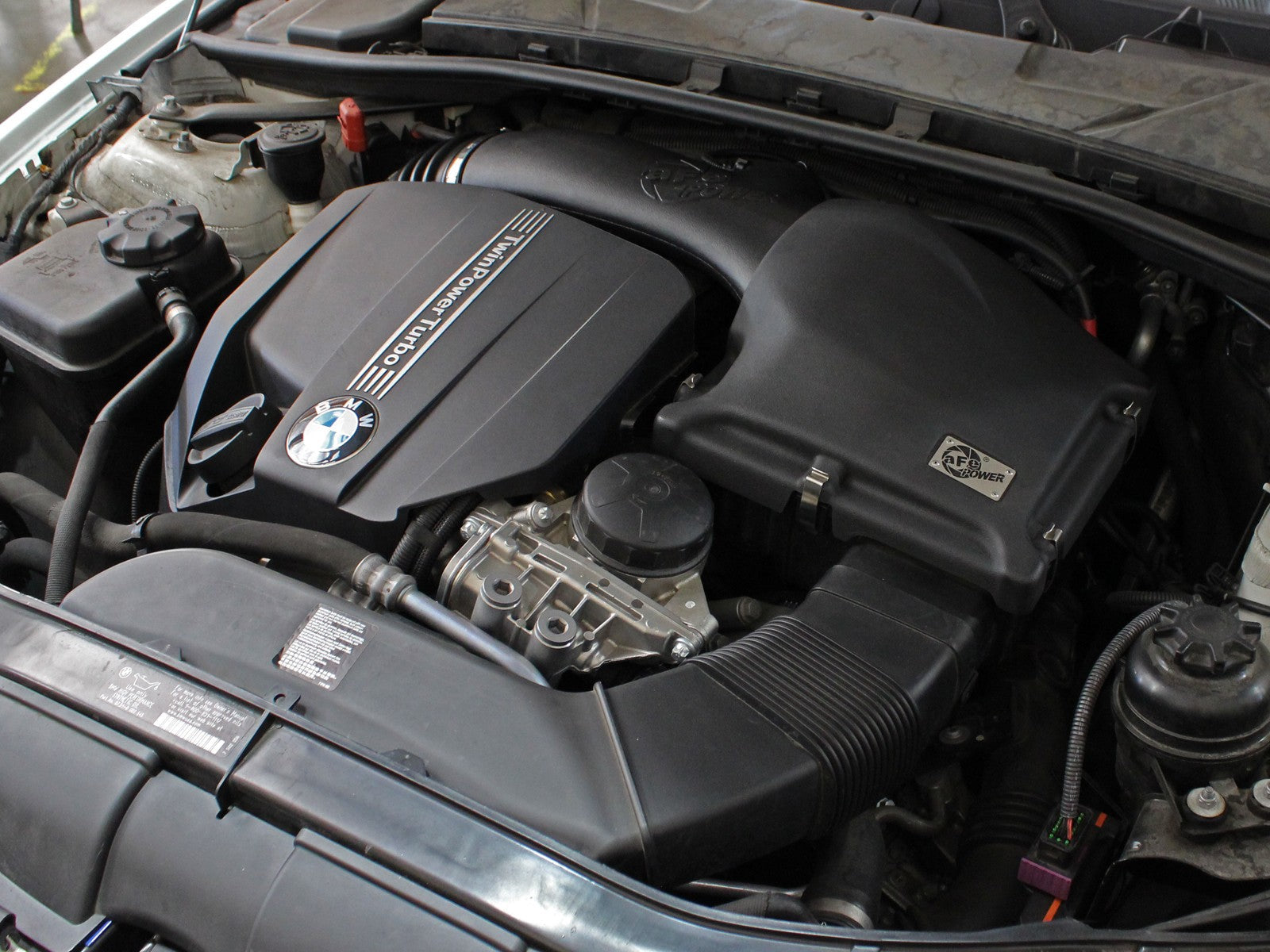 Magnum FORCE Stage-2 Intake System Cover Black BMW 135i (E82/88) / 335i (E90/92/93) 11-13 L6-3.0L (t) N55