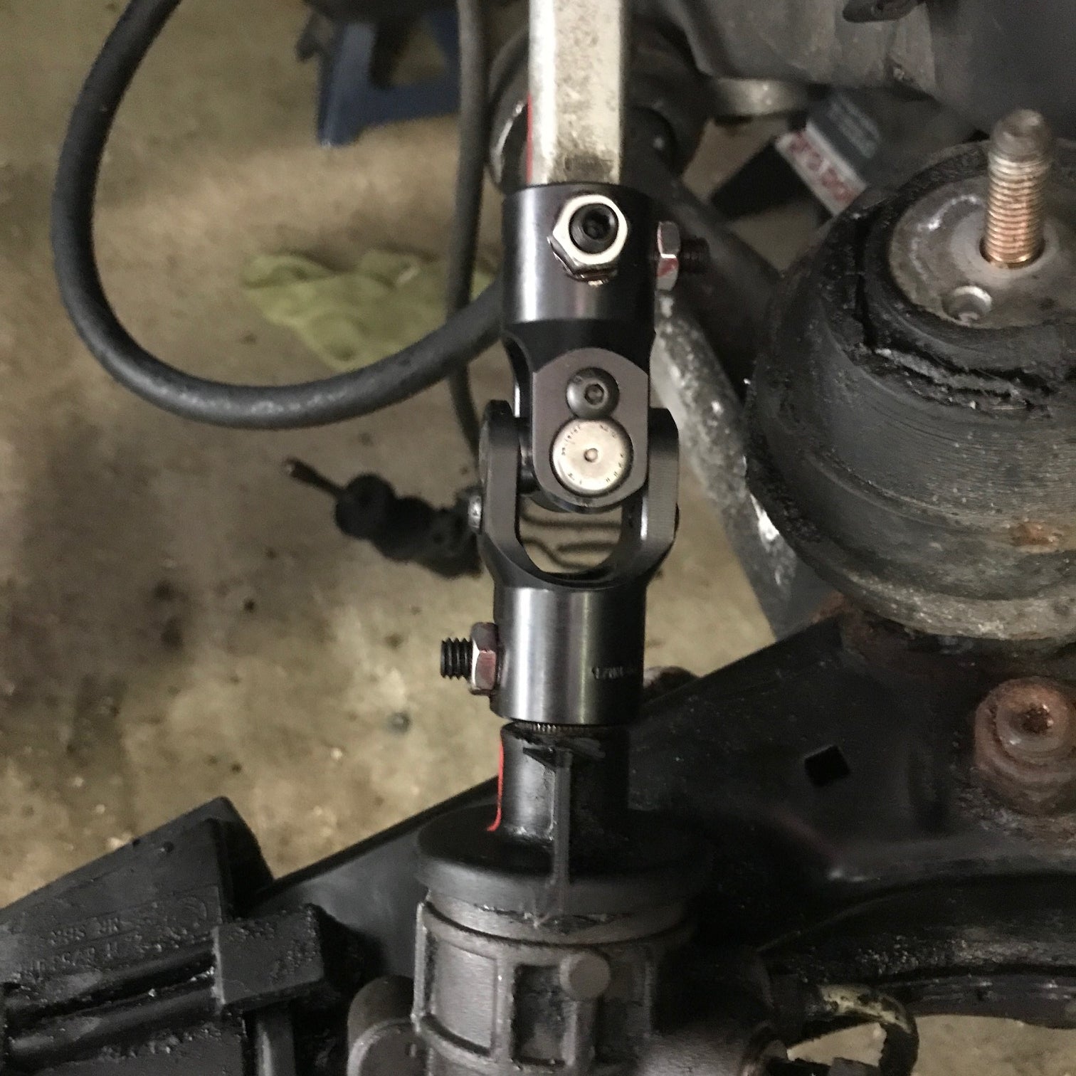 STEERING COUPLER REPLACEMENT U-JOINT - E46